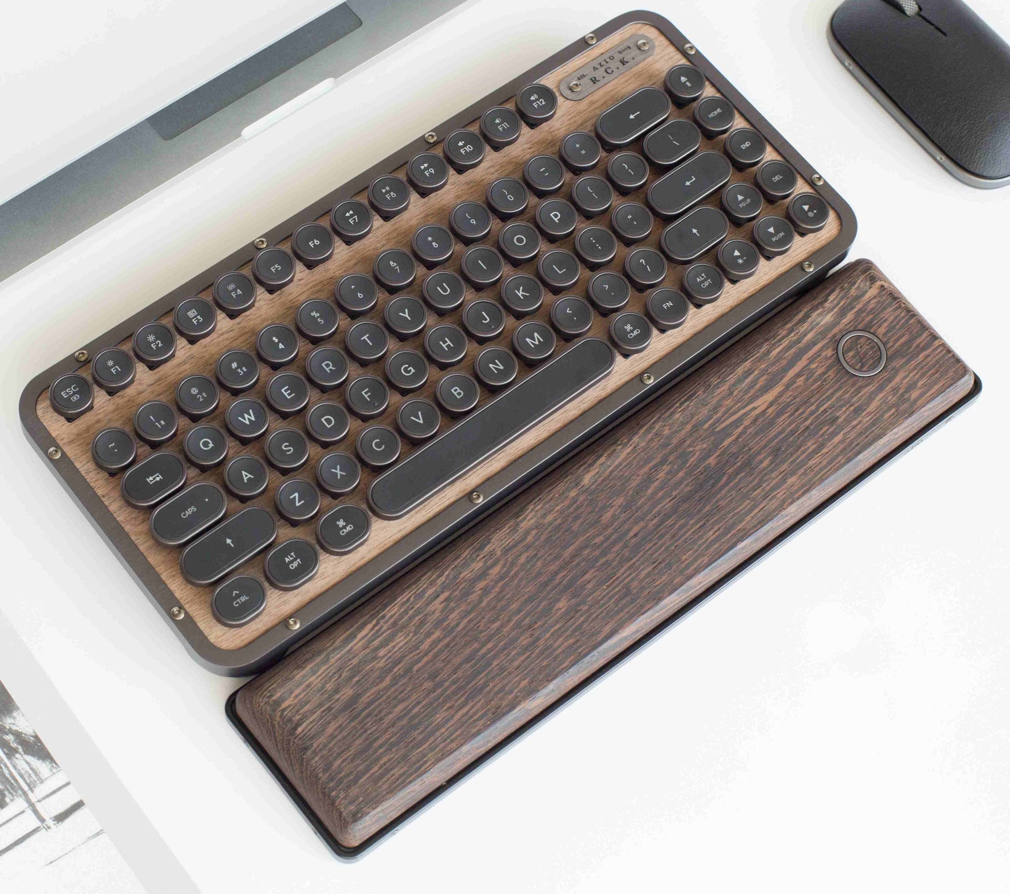 TECHTHELEAD: Azio Mechanical Keyboard is a Stunning Retro-inspired Device