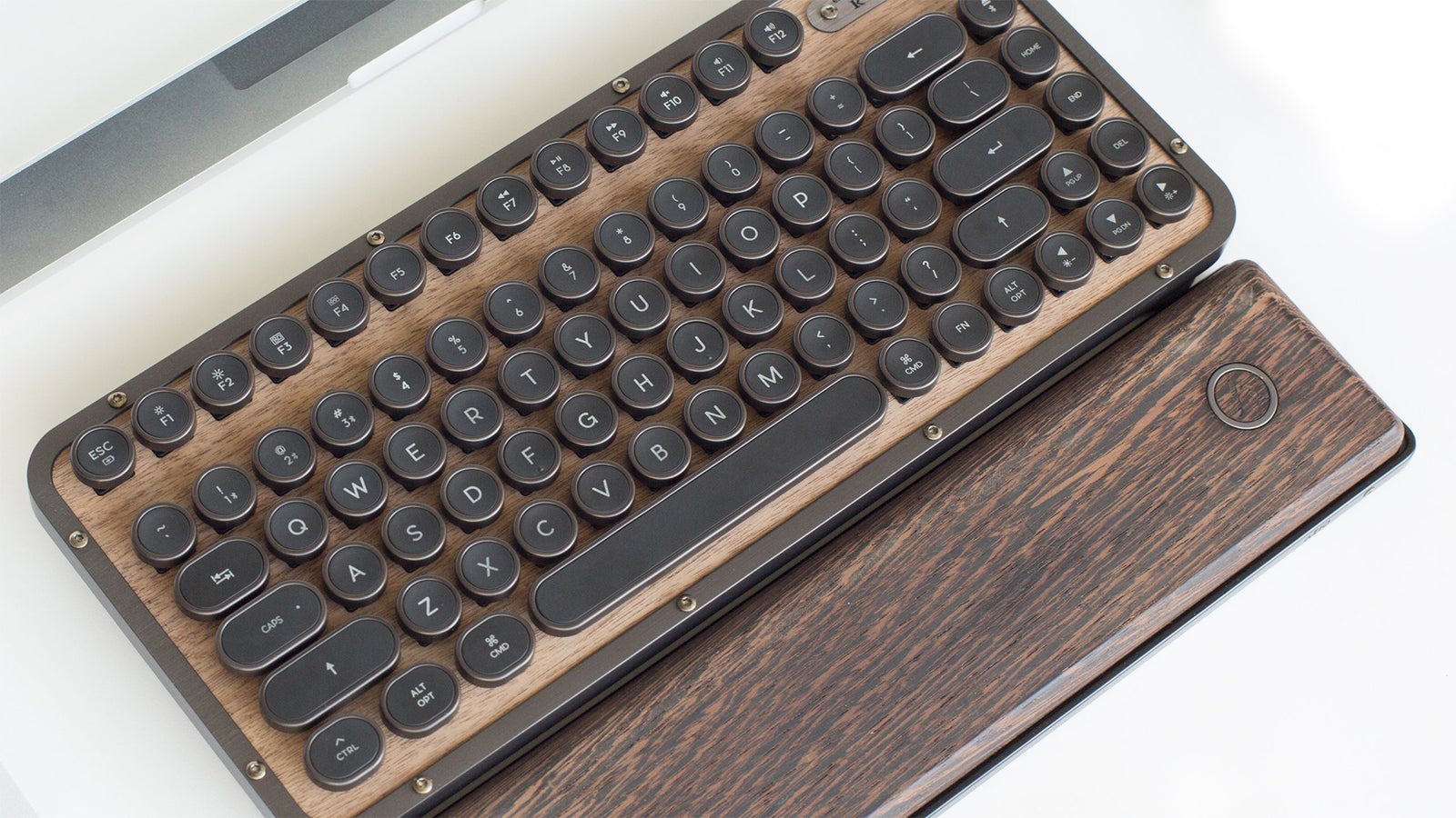 KOTAKU : Ils ont fabriqué un clavier rétro compact en bois - AZIO  Corporation