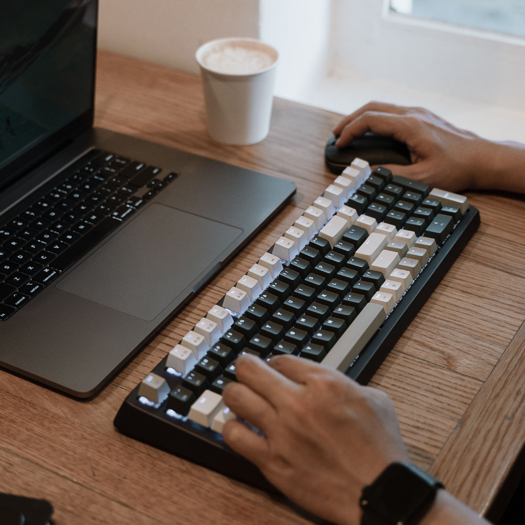 لوحة مفاتيح Cascade لاسلكية قابلة للتبديل السريع بنسبة 98%