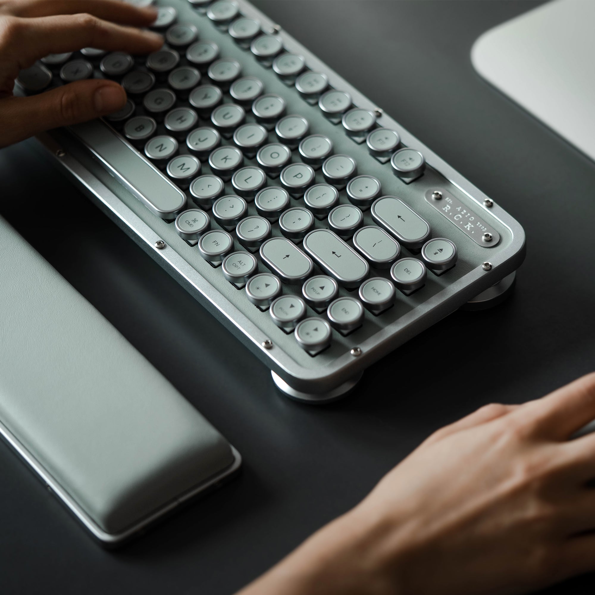 Azio レトロコンパクトキーボード 限定版セット (rck) - azio corporation Azio レトロコンパクトキーボード 限定版セット (rck) - azio corporation