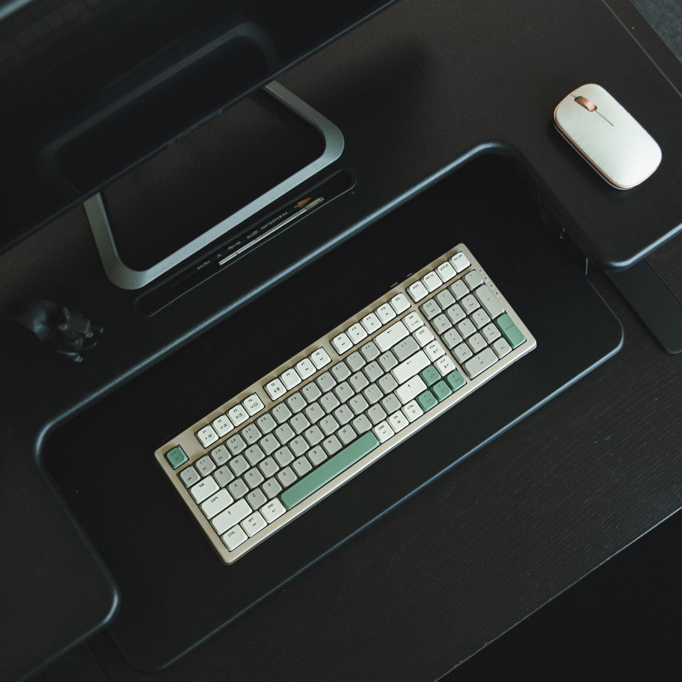 لوحة مفاتيح Cascade لاسلكية رفيعة بنسبة 98% وقابلة للتبديل السريع